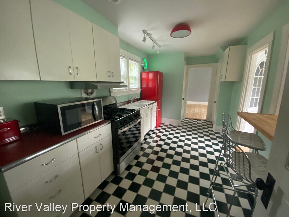 2 br, 1.5 bath House 1 Fitch Court House for Rent in Windsor, VT