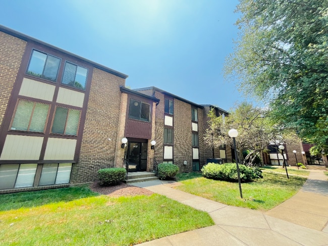 Building Photo - 9737 Kings Crown Ct