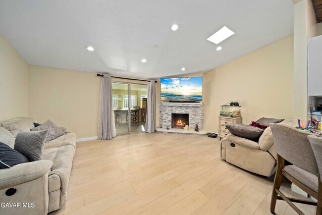 Foto del edificio - 27416 Dewdrop Ave