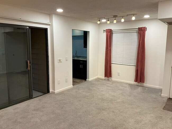 Building Photo - Dual Master Bedroom Condo in Mira Mesa.