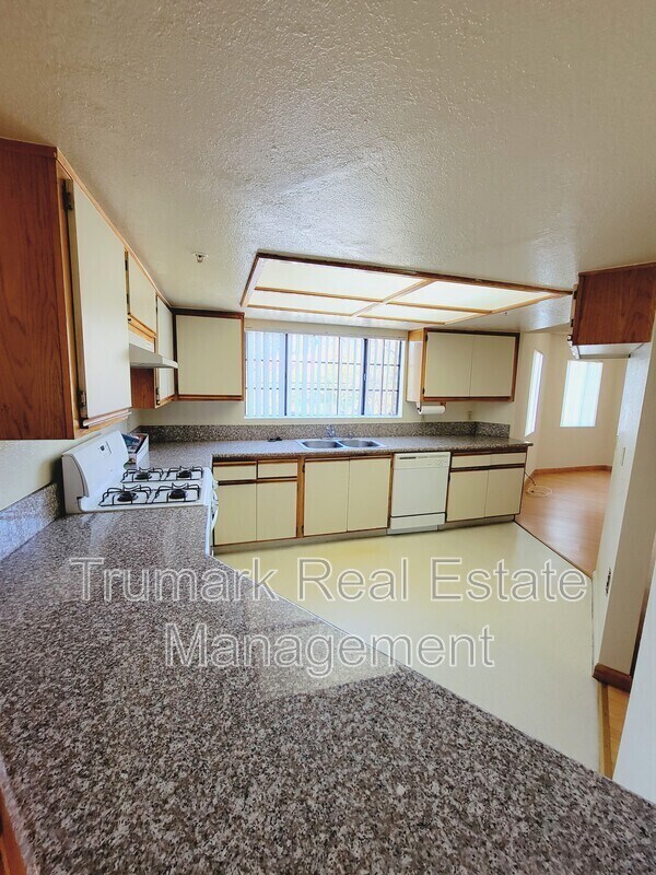Foto del edificio - 2923 Montrose Ave