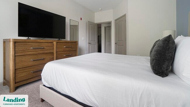 Building Photo - 900 E Six Forks Rd