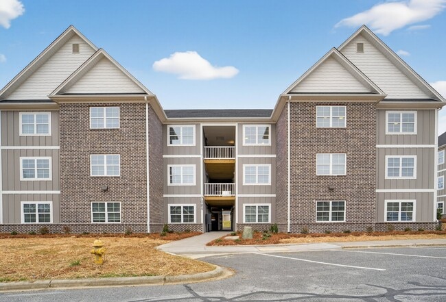 Building Photo - 7055 Hanesbrook Cir