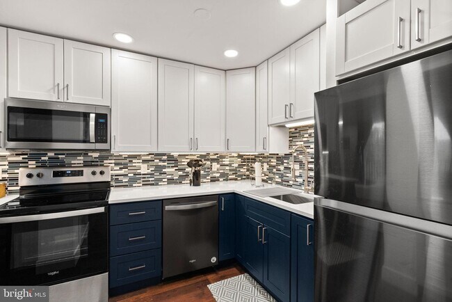 Building Photo - 3245 Rio Dr