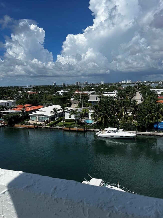 Building Photo - 10000 W Bay Harbor Dr