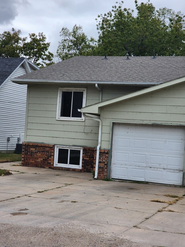Building Photo - 2943 N Cromwell Dr
