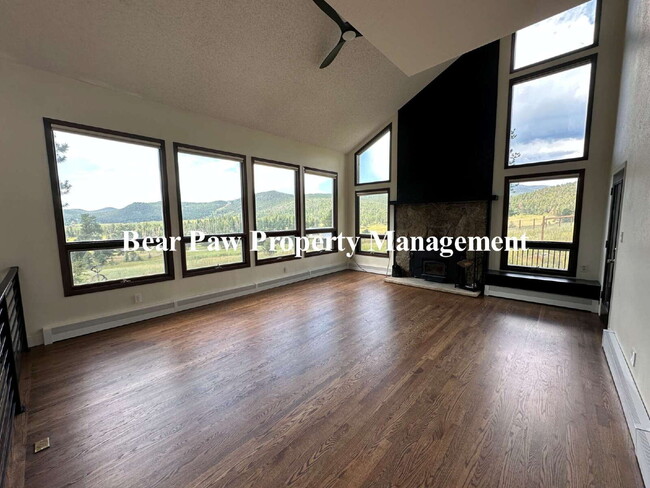 Foto del edificio - Spacious 4-Bed, 4.5-Bath Retreat in with B...