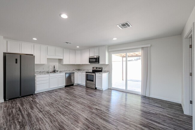 Building Photo - Newly Renovated Open Concept Home