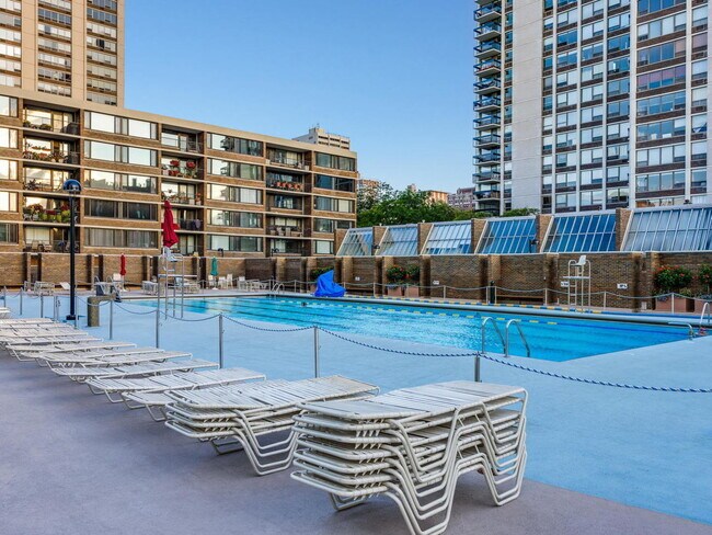Foto del edificio - 1360 N Sandburg Terrace