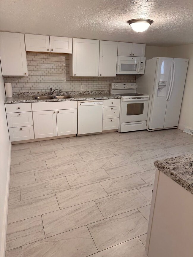 Foto del edificio - **RENTAL AVAILABLE**  Beautiful 2 Bedroom ...