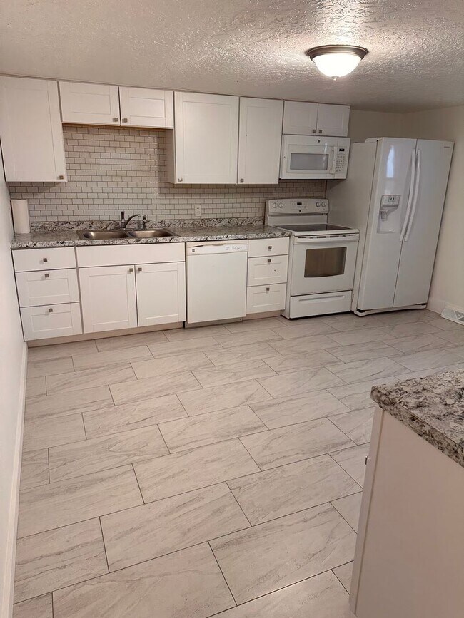 Building Photo - **RENTAL AVAILABLE**  Beautiful 2 Bedroom Country Home Avail NOW!