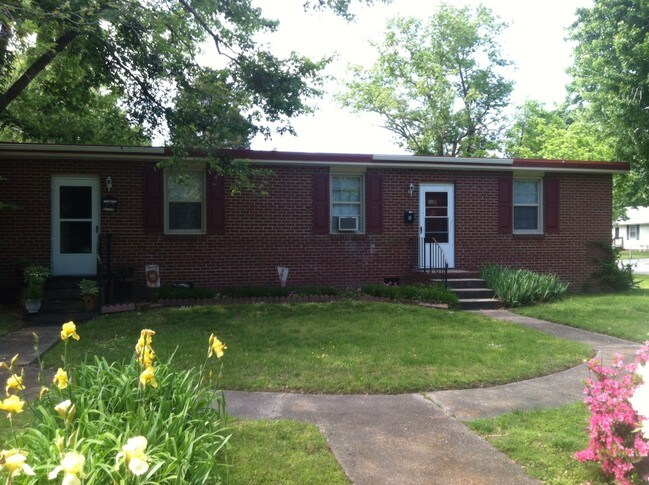 Foto del edificio - 647-649 Bellwood Rd