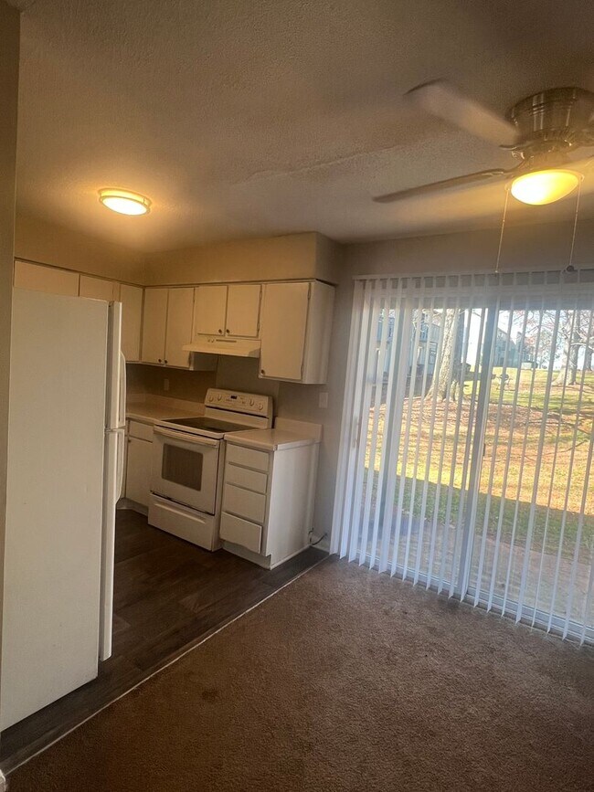 Building Photo - 1913 Meadowlark Ln