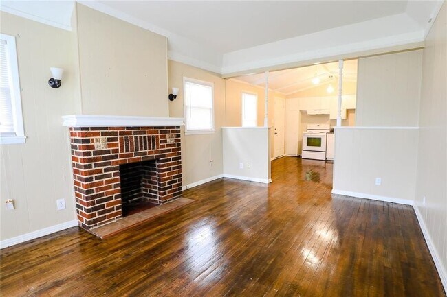 Building Photo - Gorgeous craftsman style house on a big co...
