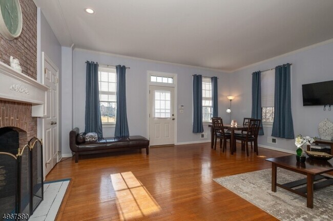 Building Photo - 39 Murray Hill Square