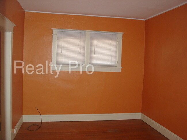 Building Photo - 103 Maple St NE