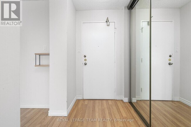 Photo du bâtiment - 665-665 Bathgate Dr