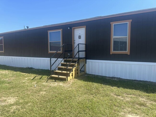 Building Photo - 600 Holly Dr