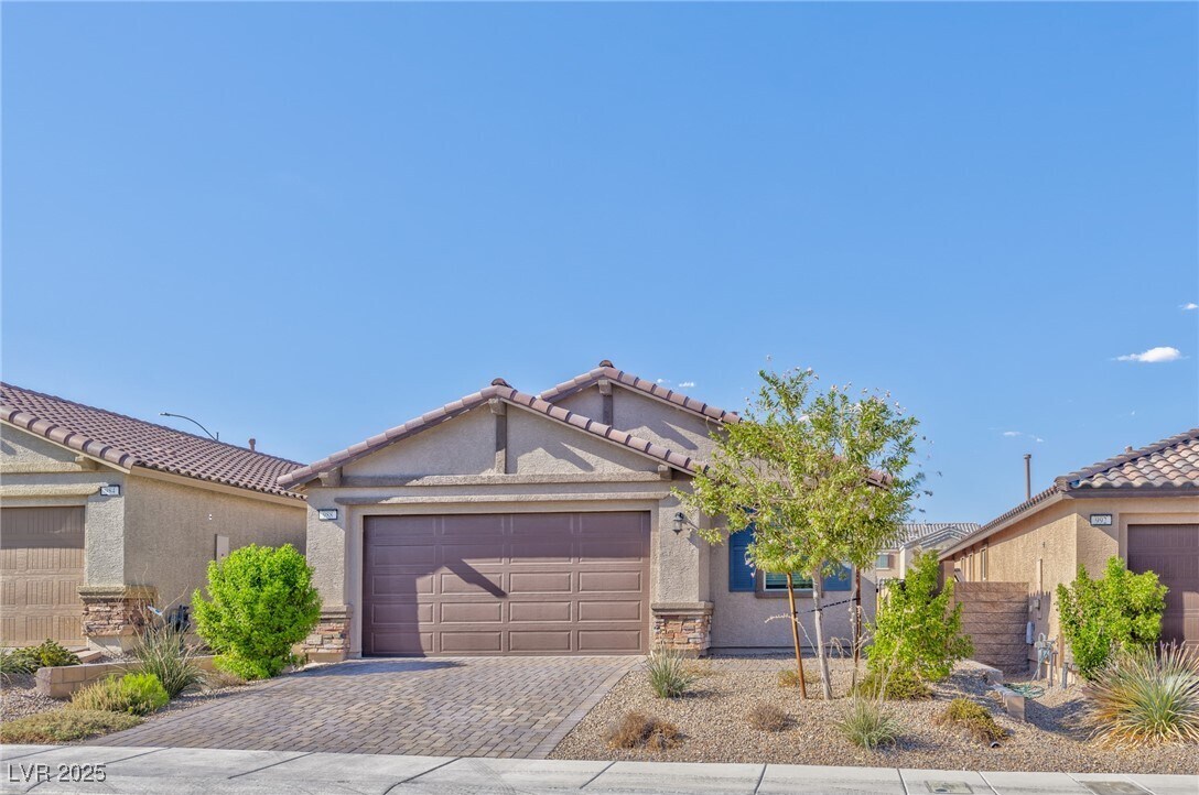 Primary Photo - 988 Edel Hest Ave