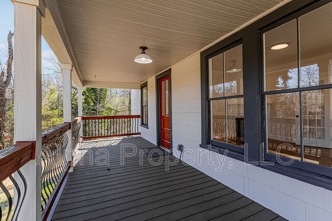 Building Photo - 511 Mountain Creek Rd