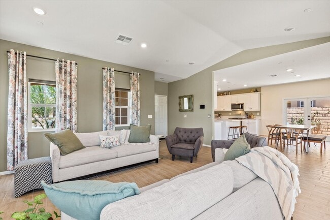 Foto del edificio - Elegant Corner-Lot Home in the Verano Comm...