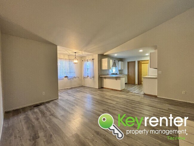 Building Photo - Beautiful 3 Bedroom Tacoma Craftsman Renta...