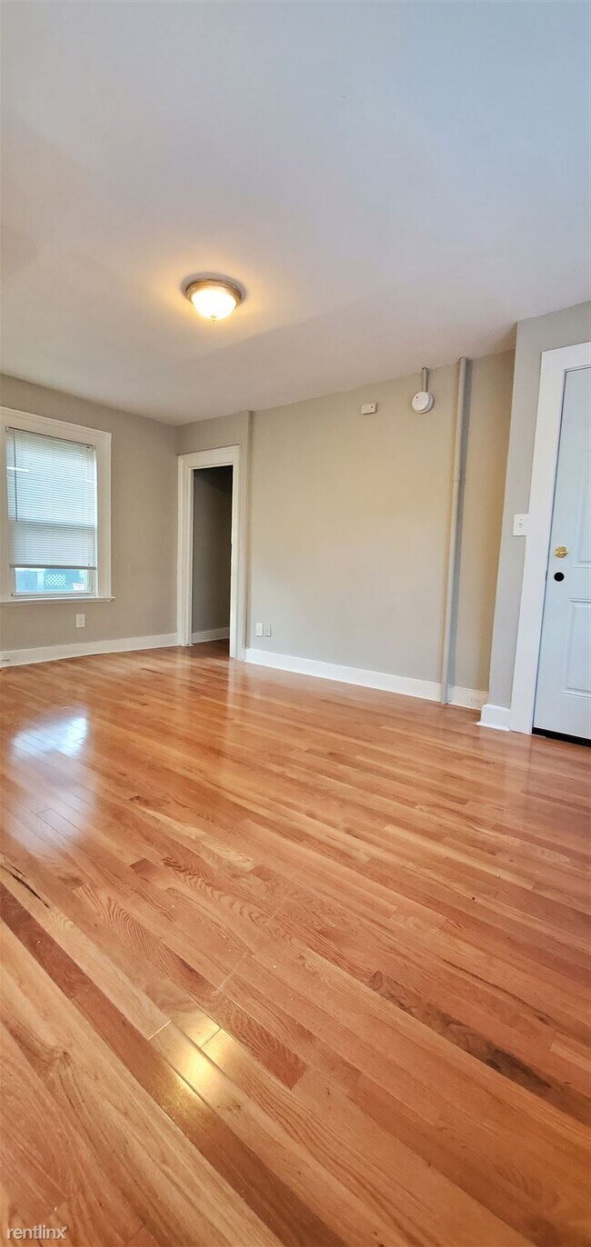 Foto del edificio - 1 br, 1 bath  - 16 Hallock Ave 1