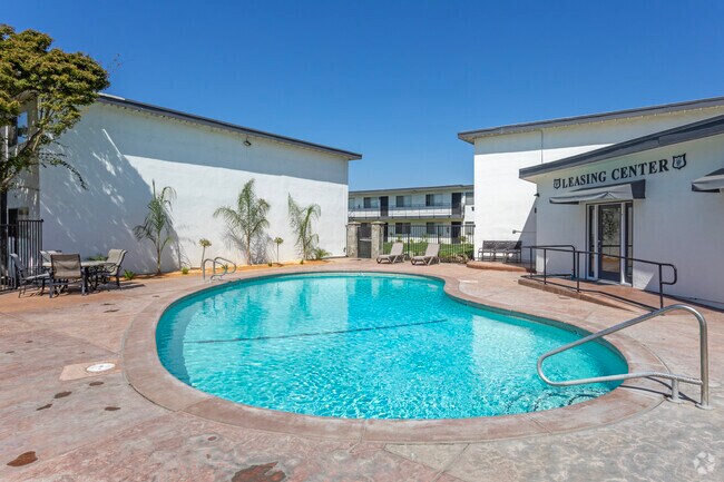 Piscina - Clovis Courtyard Apartments