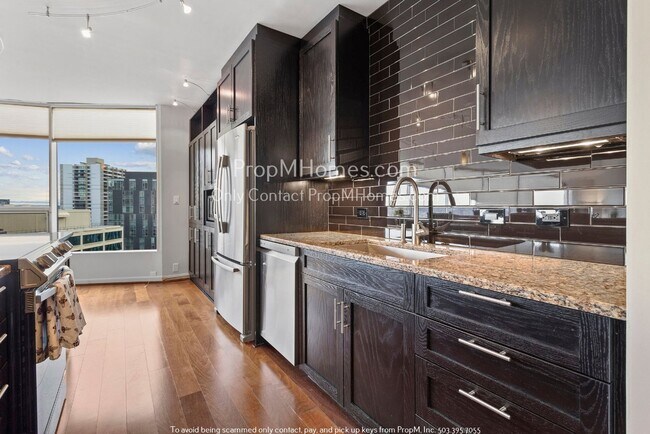 Foto del edificio - Luxurious Two Bedroom High-Rise Living at the Portland Plaza!