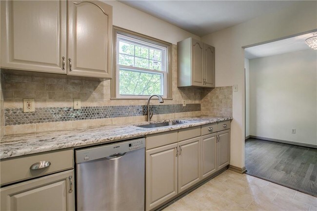 Building Photo - 905 Ashwood Dr