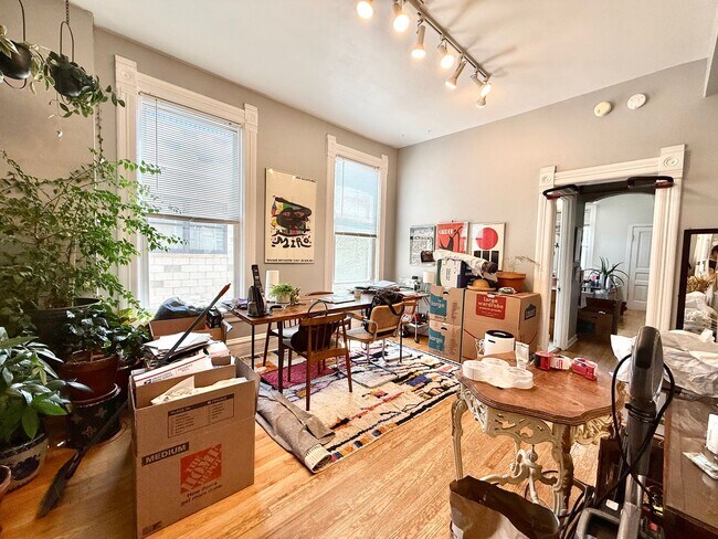 Foto del edificio - Amazing 2 Bedroom + Den. Separate Living/Dining Room. Large Deck. Lots of Natural Light.