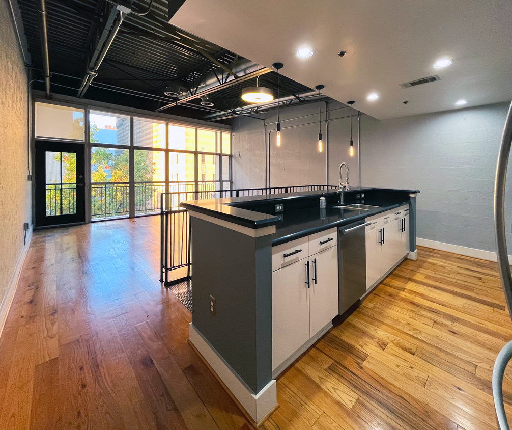 Cocina con vista a la sala de estar y al balcón - 33 Ponce de Leon Ave NE