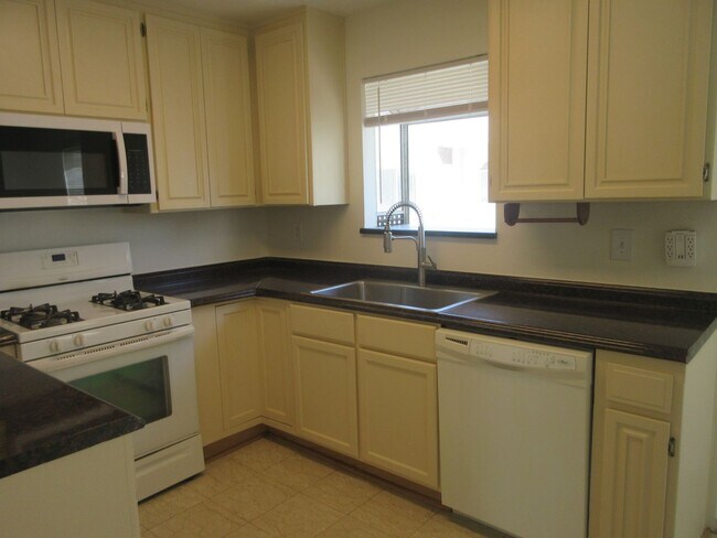 Building Photo - Wonderful townhouse on Glenoaks!