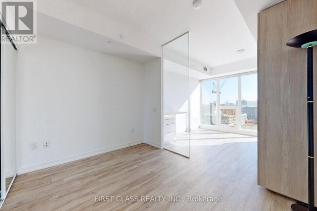 Building Photo - 77 Shuter St