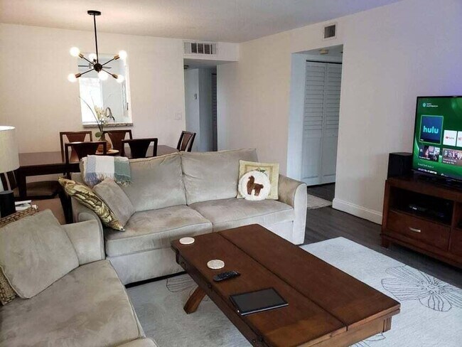 Foto del edificio - 7281 Amberly Ln