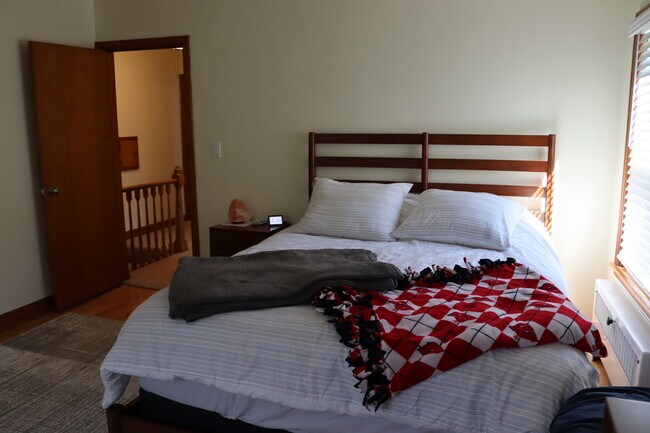 Front bedroom - 2152 Ludington Ave