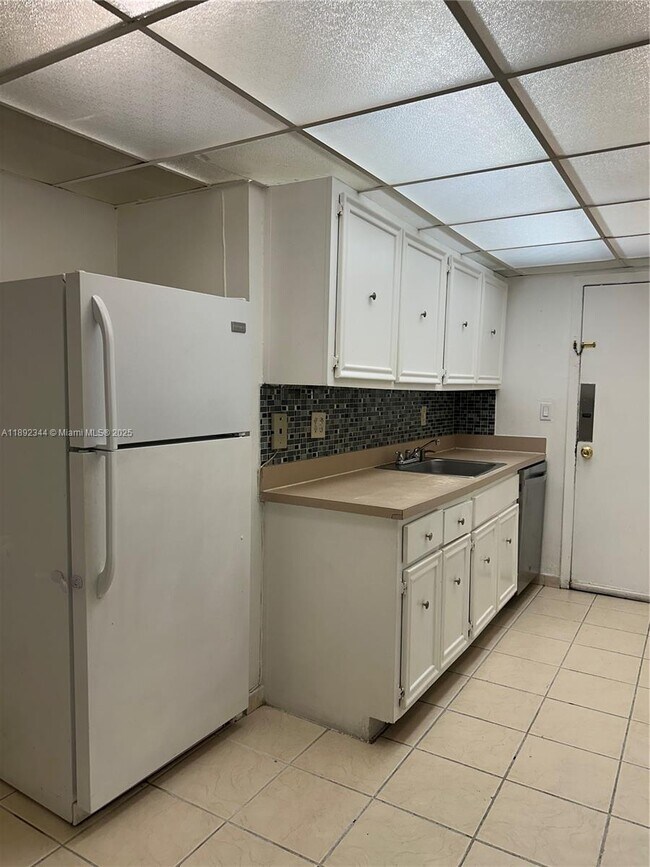 Foto del edificio - 18101 NW 68th Ave