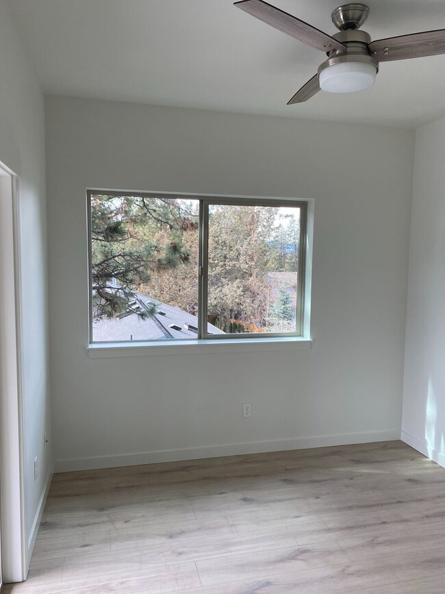 Building Photo - 204 SW Maricopa Dr