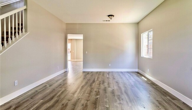 Building Photo - Will Not Last! Beautiful 3 Bedroom Mapleto...