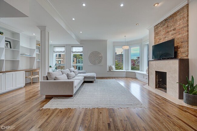 Building Photo - 351 W Dickens Ave