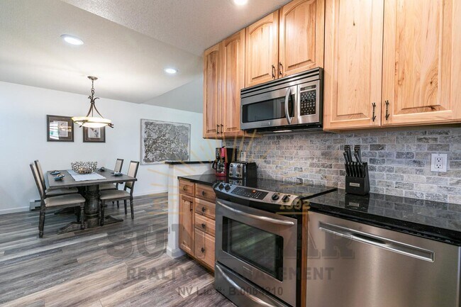 Building Photo - 2 Bedroom McCloud Condo w Garage!