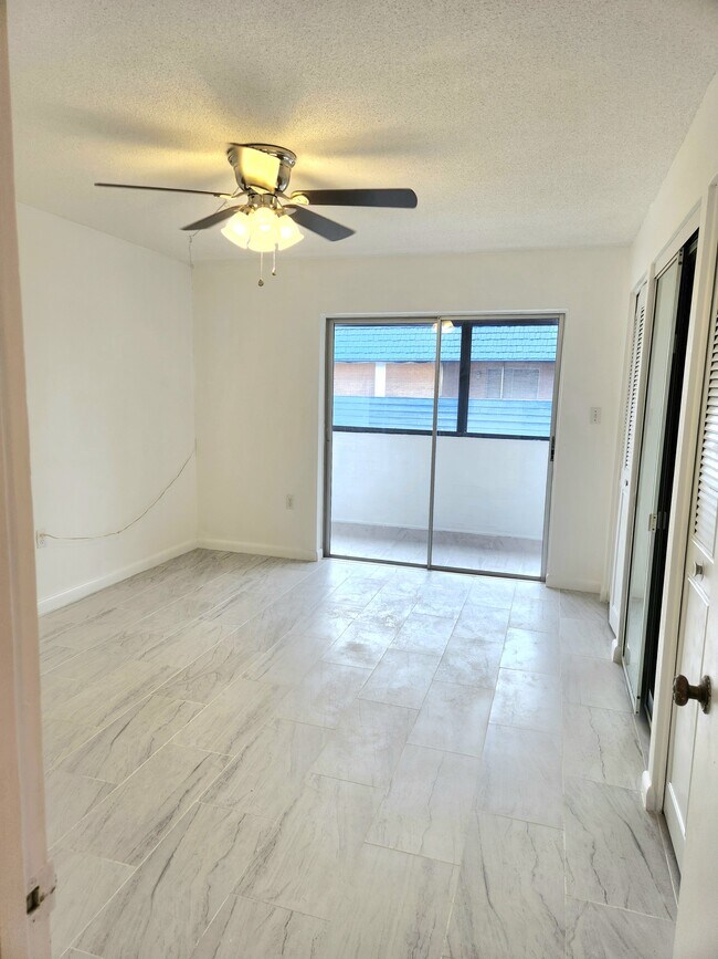 Foto del edificio - 2521 Country Club Dr