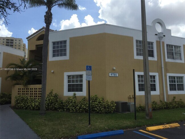 Building Photo - 9701 Fontainebleau Blvd