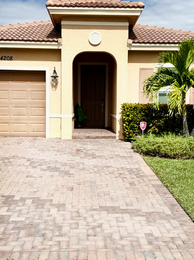 Foto del edificio - 4208 Troon Pl