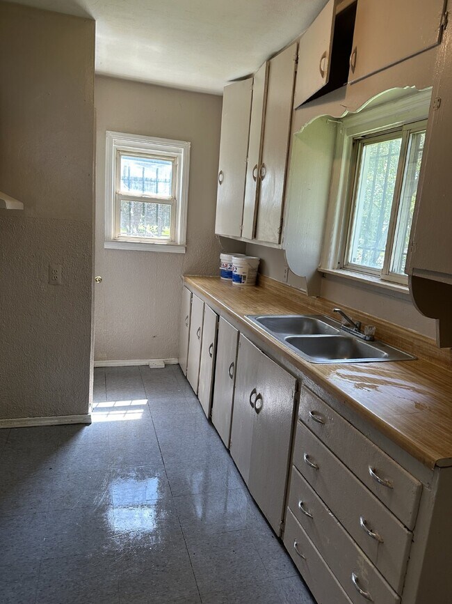 Building Photo - Charming 3-Bedroom Home with Spacious Base...