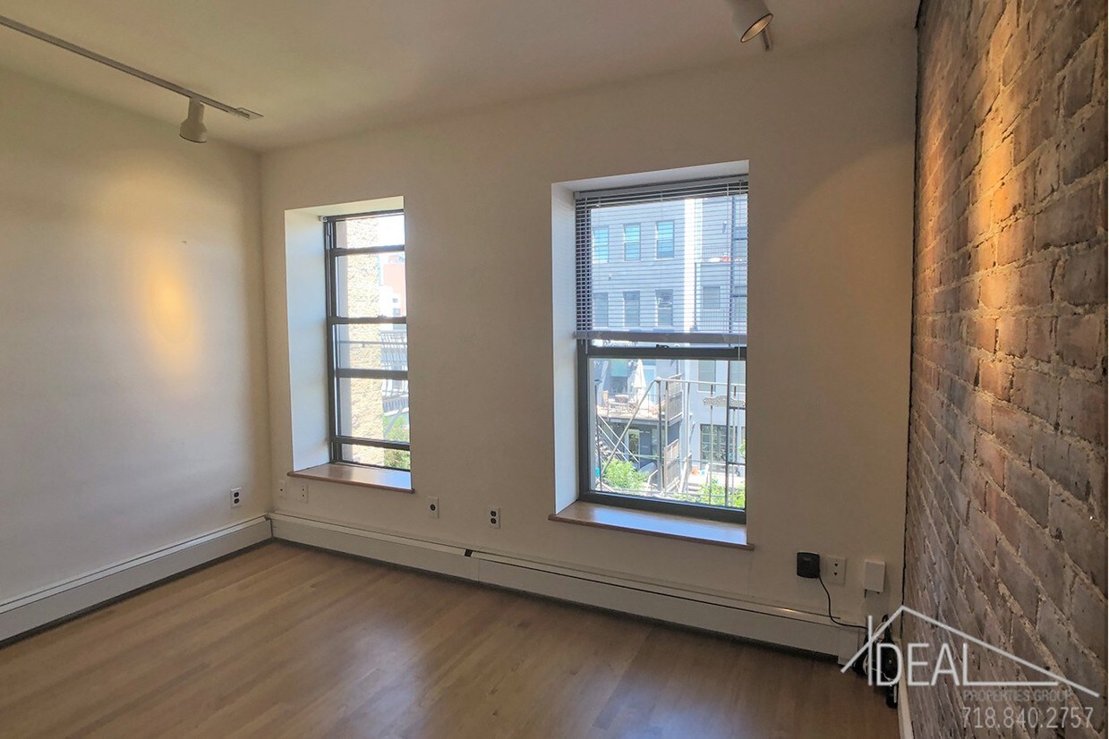 Primary Photo - 667 Degraw St