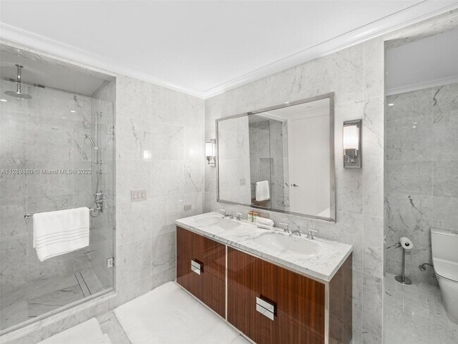 Building Photo - 15701 Collins Ave