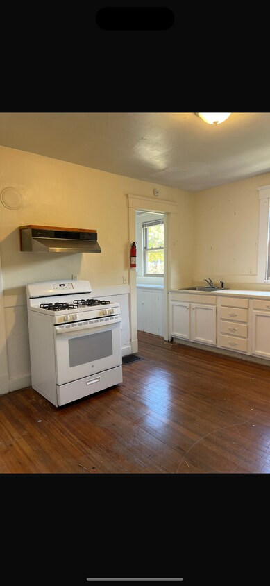 Kitchen - 396 Whalley Ave