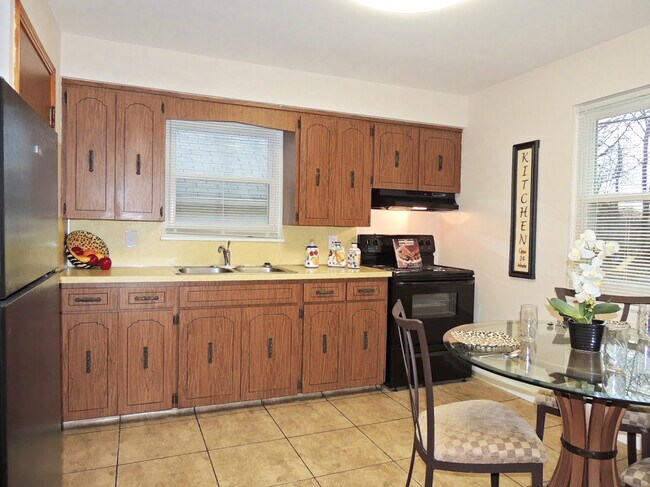 Building Photo - 4 Bedroom - 2 Full Bath Bungalow for Rent!
