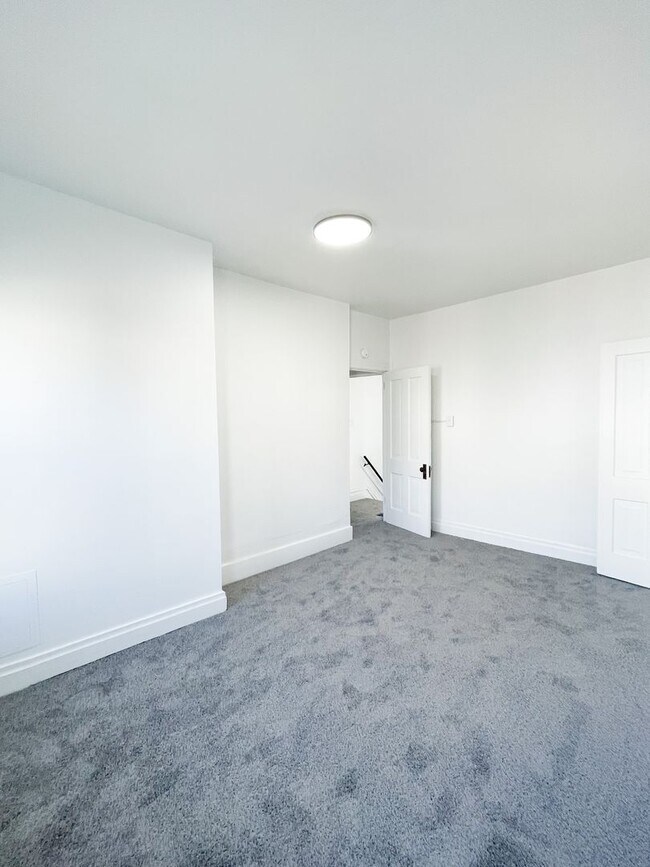 Foto del edificio - AVAILABLE June - Beautifully RENOVATED 3 B...